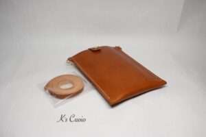レザーアイテムK's Cuoioのスマホポシェット