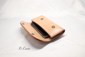 レザーアイテムK's Cuoioのベルト通し型スマホケース横型
