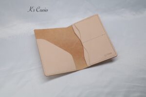 レザーアイテムK's Cuoioのパスポートケース