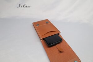 レザーアイテムK's Cuoioのベルト通し型スマホケース縦型