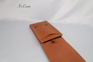レザーアイテムK's Cuoioのベルト通し型スマホケース縦型