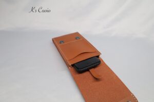 レザーアイテムK's Cuoioのベルト通し型スマホケース縦型