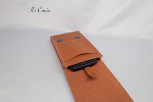 レザーアイテムK's Cuoioのベルト通し型スマホケース縦型